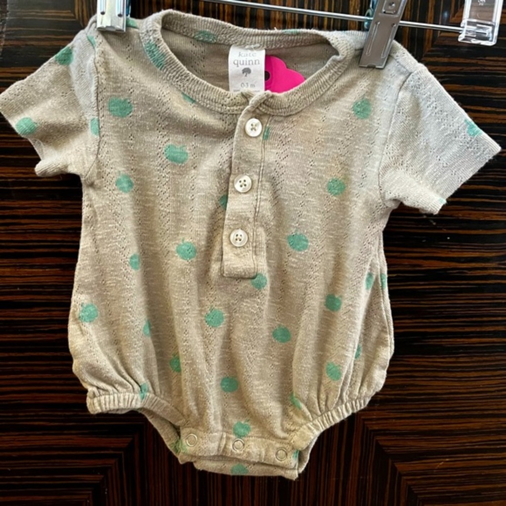 #18 Kate Quinn Apple Graphic Onesie 🌵0-3 months